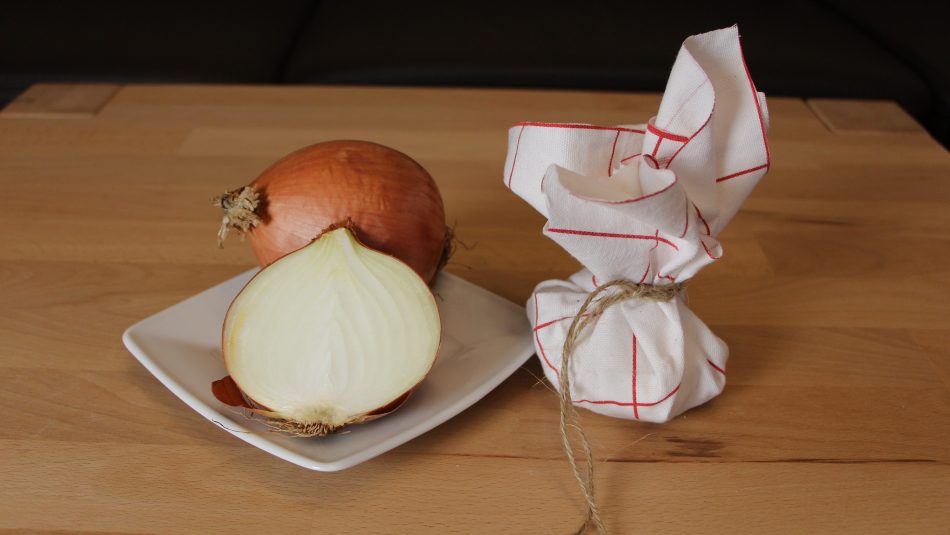 Zwiebelsäckchen befreien die Nase in der Nacht