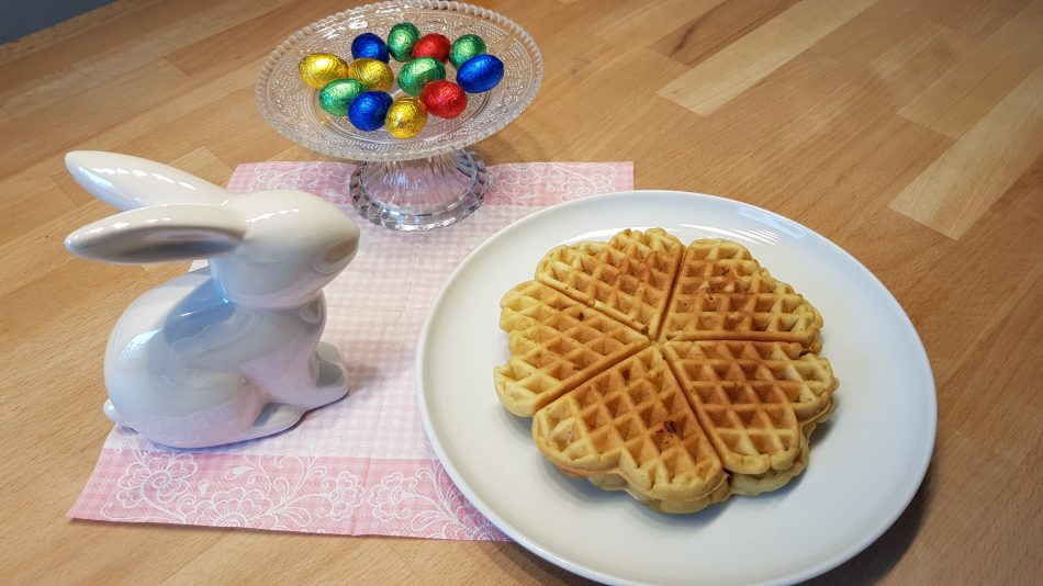 Waffeln auf der Kaffeetafel zu Ostern