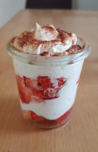 Eine Mascarpone-Creme mit frischen Erdbeeren