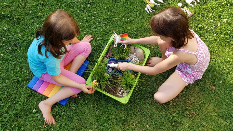 Unsere Mädels spielen mit ihrem Feengarten