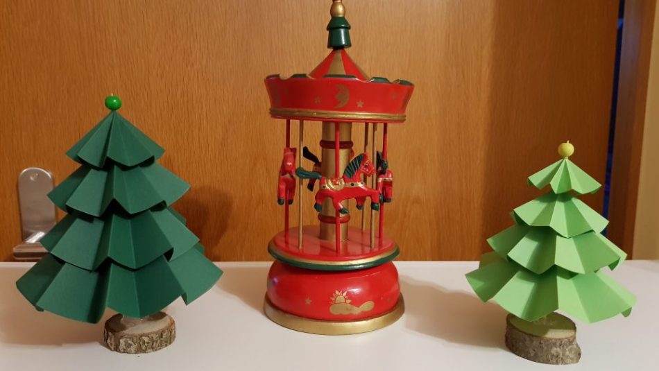 Weihnachtsbäume aus Tonpapier gefaltet